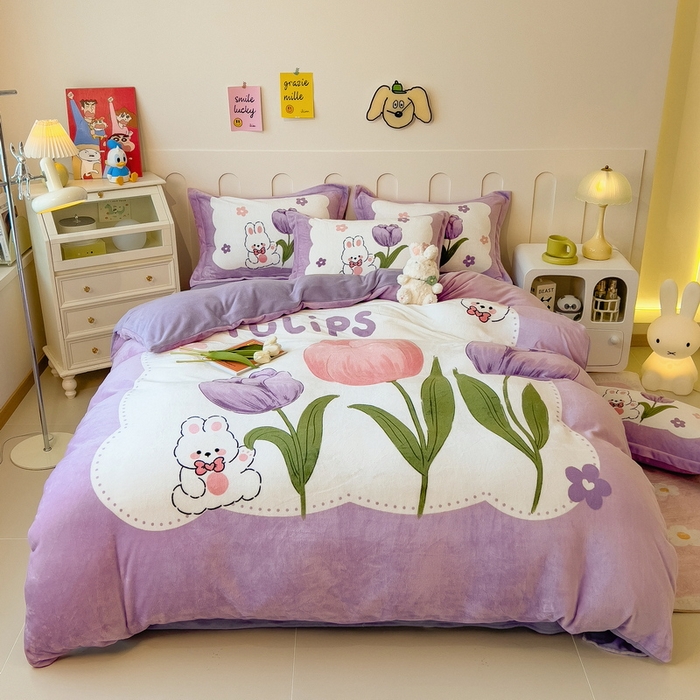 91家纺网 家纺一手货源 找家纺 丝羽坊 2025新款A类大版牛奶绒印花四件套 郁金小兔