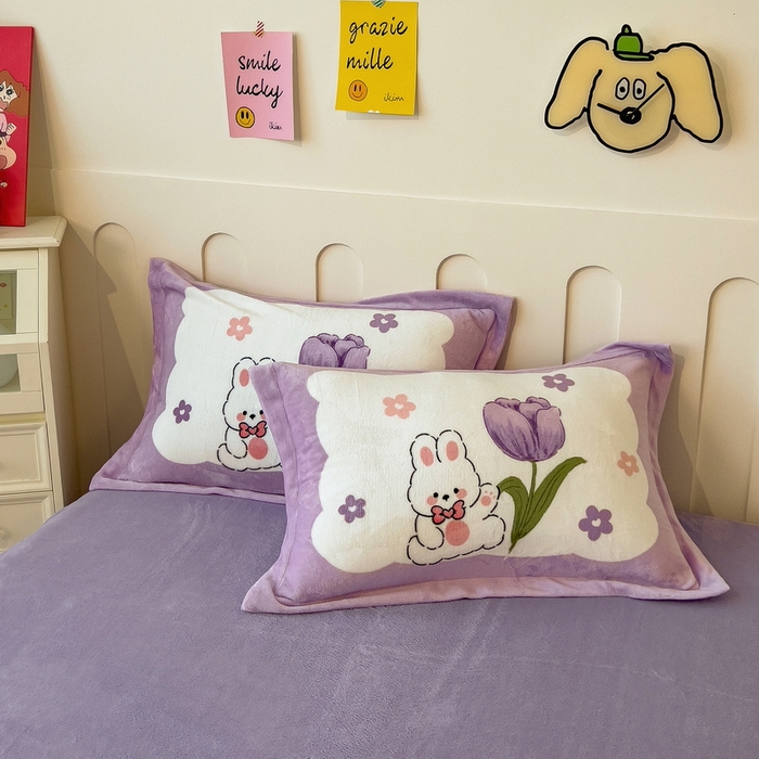 91家纺网 家纺一手货源 找家纺 丝羽坊 2025新款A类大版牛奶绒印花四件套 郁金小兔