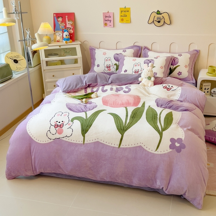 91家纺网 家纺一手货源 找家纺 丝羽坊 2025新款A类大版牛奶绒印花四件套 郁金小兔