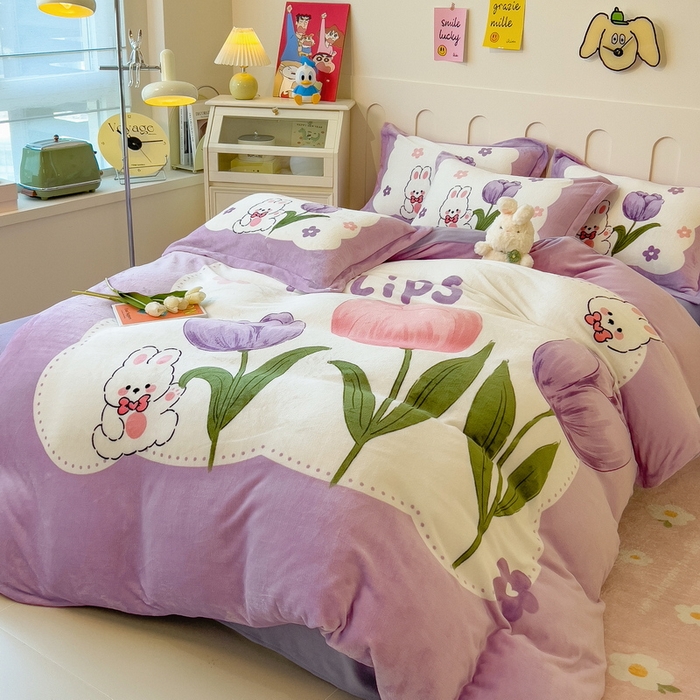 91家纺网 家纺一手货源 找家纺 丝羽坊 2025新款A类大版牛奶绒印花四件套 郁金小兔