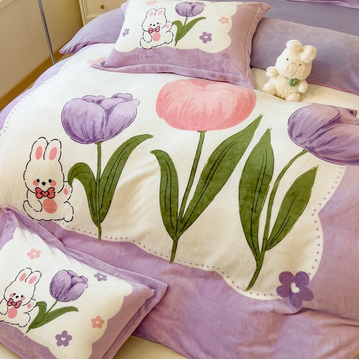 91家纺网 家纺一手货源 找家纺 丝羽坊 2025新款A类大版牛奶绒印花四件套 郁金小兔