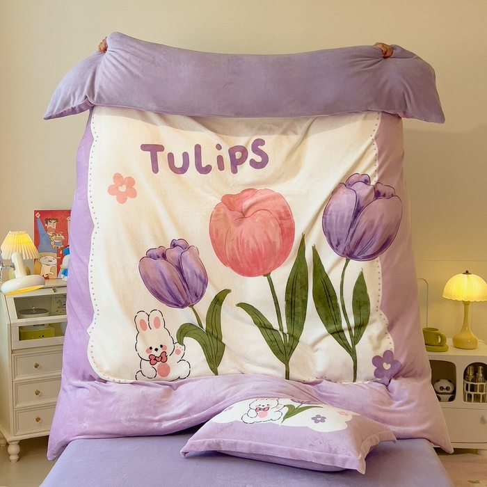 91家纺网 家纺一手货源 找家纺 丝羽坊 2025新款A类大版牛奶绒印花四件套 郁金小兔