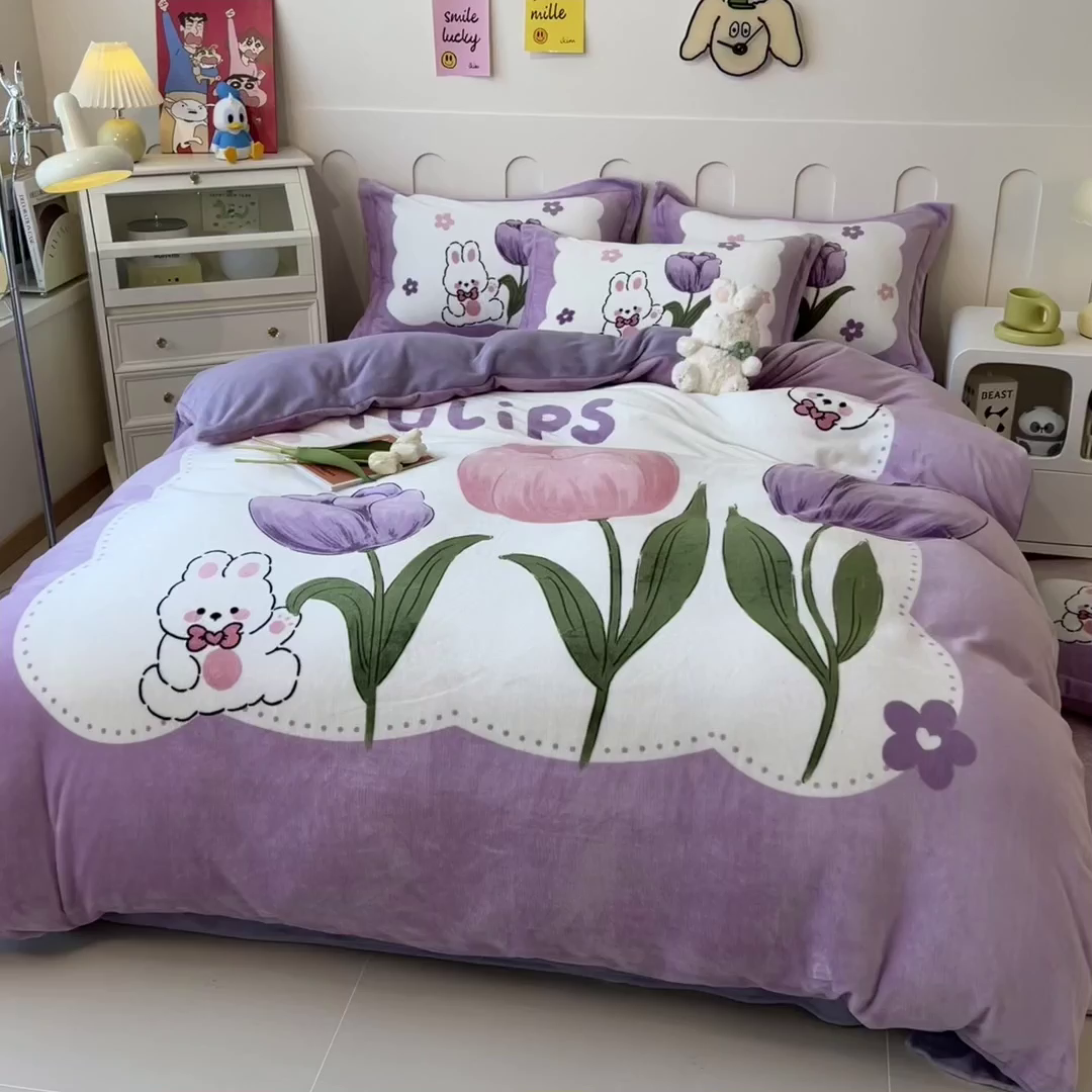 91家纺网 家纺一手货源 找家纺 丝羽坊 2025新款A类大版牛奶绒印花四件套 郁金小兔