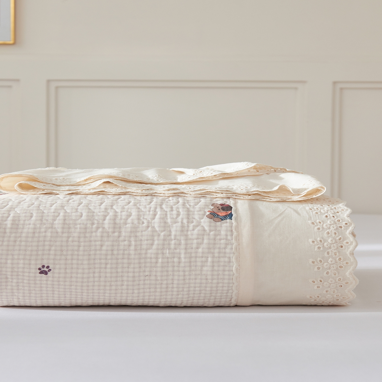 91家纺网 家纺一手货源 找家纺 拾小柒 2025年新款全棉双层纱床盖花边法式中古奶油风防滑床盖三件套 格子狗米