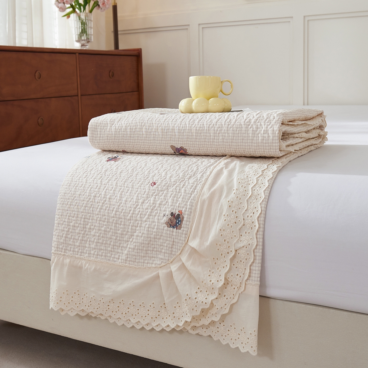 91家纺网 家纺一手货源 找家纺 拾小柒 2025年新款全棉双层纱床盖花边法式中古奶油风防滑床盖三件套 格子狗米