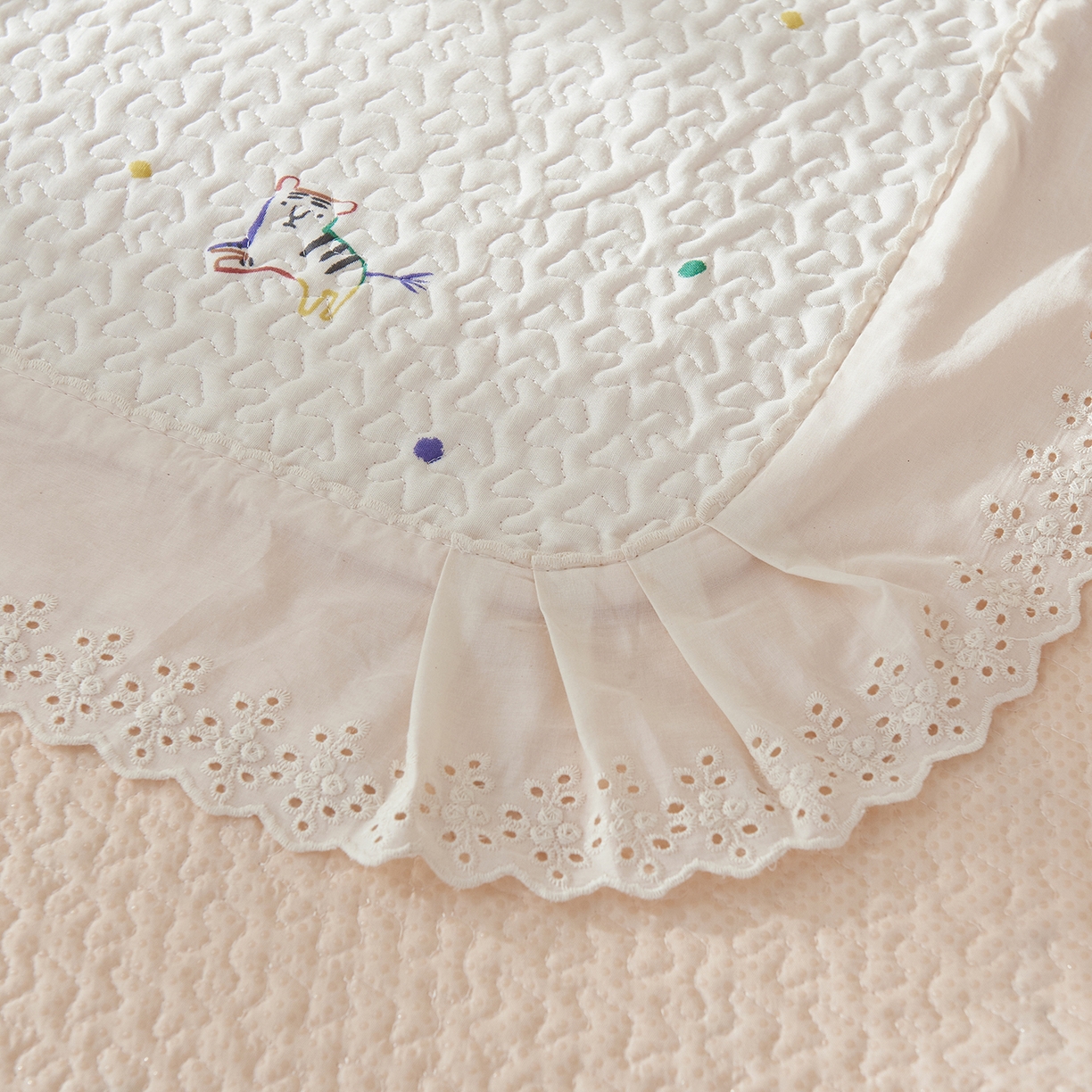 91家纺网 家纺一手货源 找家纺 拾小柒 2025年新款全棉双层纱床盖花边法式中古奶油风防滑床盖三件套 七彩童年