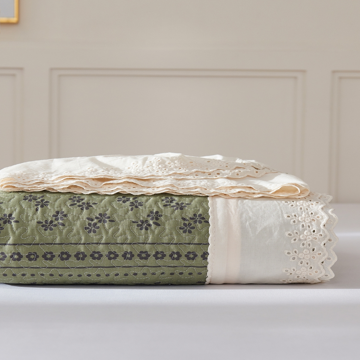 91家纺网 家纺一手货源 找家纺 （总）拾小柒 2025年新款全棉双层纱床盖花边法式中古奶油风防滑床盖三件套