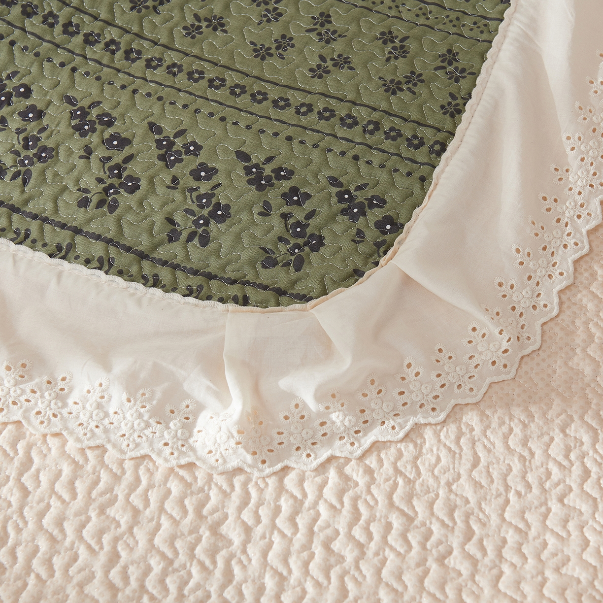 91家纺网 家纺一手货源 找家纺 （总）拾小柒 2025年新款全棉双层纱床盖花边法式中古奶油风防滑床盖三件套