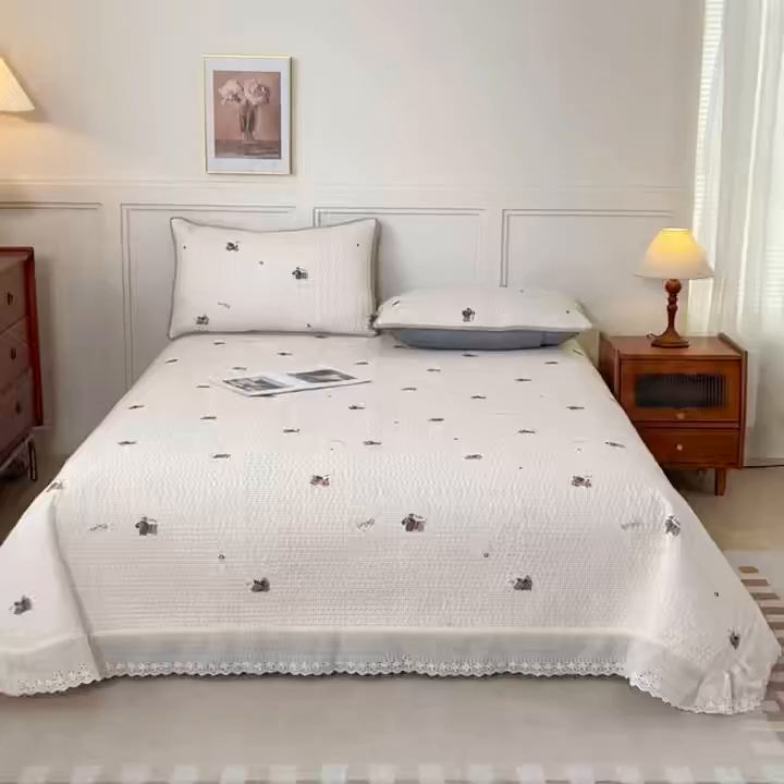 91家纺网 家纺一手货源 找家纺 拾小柒 2025年新款全棉双层纱床盖花边法式中古奶油风防滑床盖三件套 格子狗米