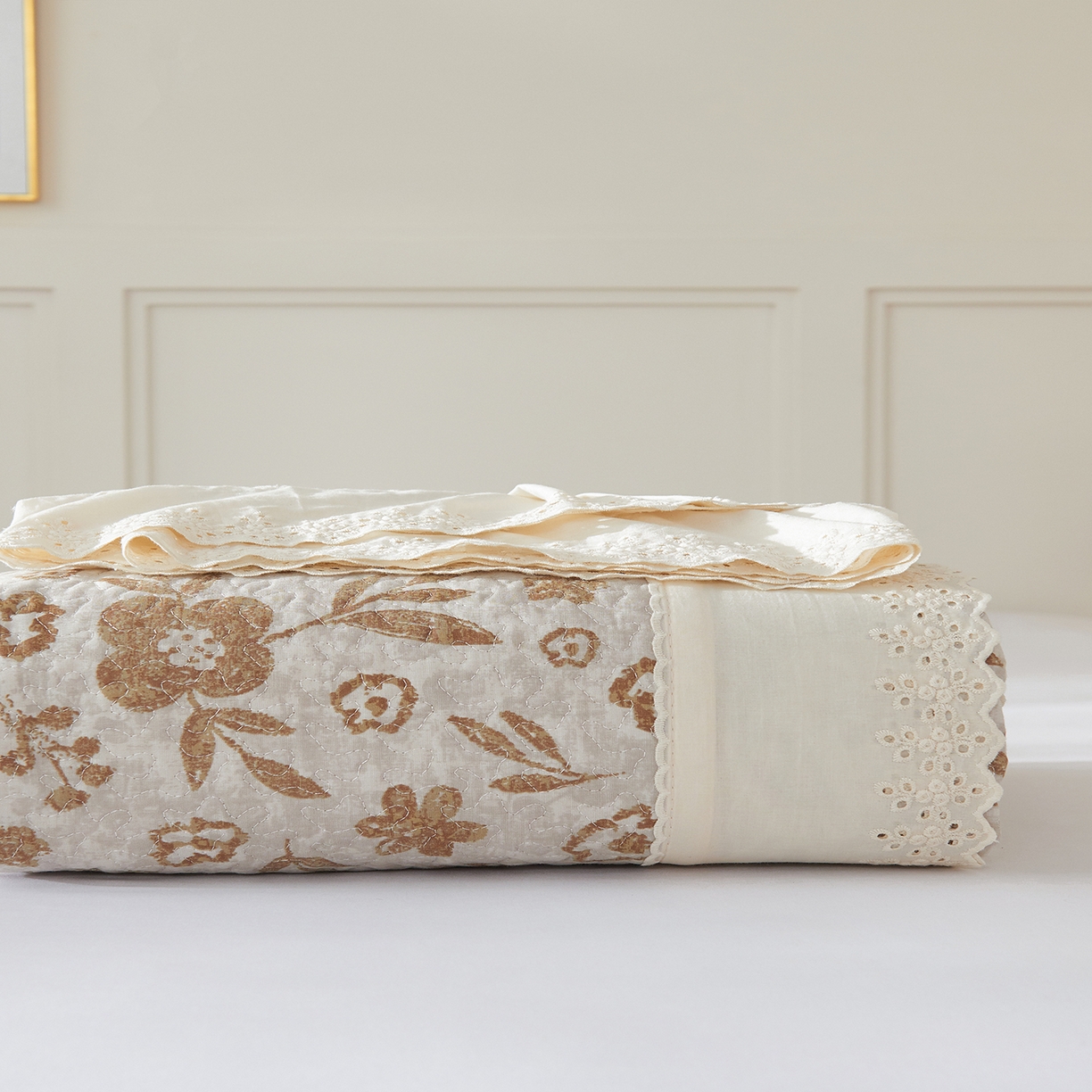 91家纺网 家纺一手货源 找家纺 拾小柒 2025年新款全棉双层纱床盖花边法式中古奶油风防滑床盖三件套 忘忧草咖