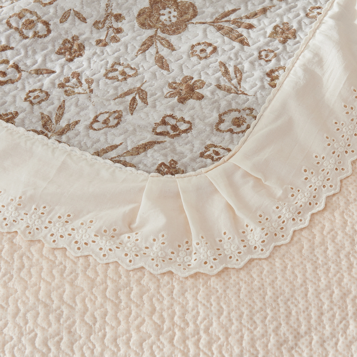 91家纺网 家纺一手货源 找家纺 拾小柒 2025年新款全棉双层纱床盖花边法式中古奶油风防滑床盖三件套 忘忧草咖