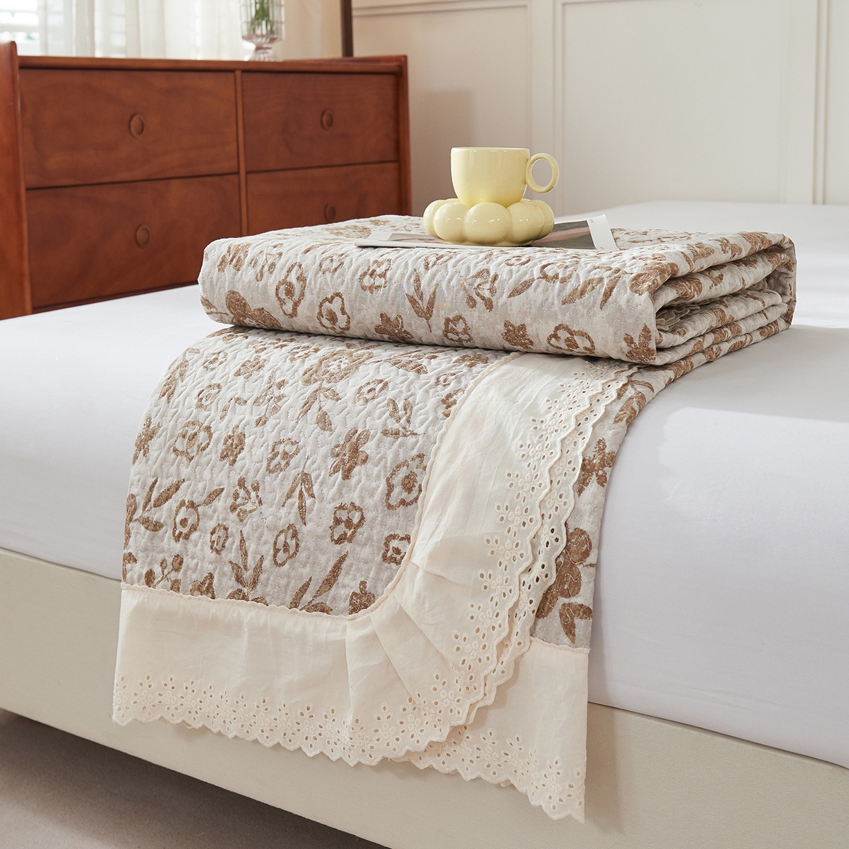 91家纺网 家纺一手货源 找家纺 拾小柒 2025年新款全棉双层纱床盖花边法式中古奶油风防滑床盖三件套 忘忧草咖