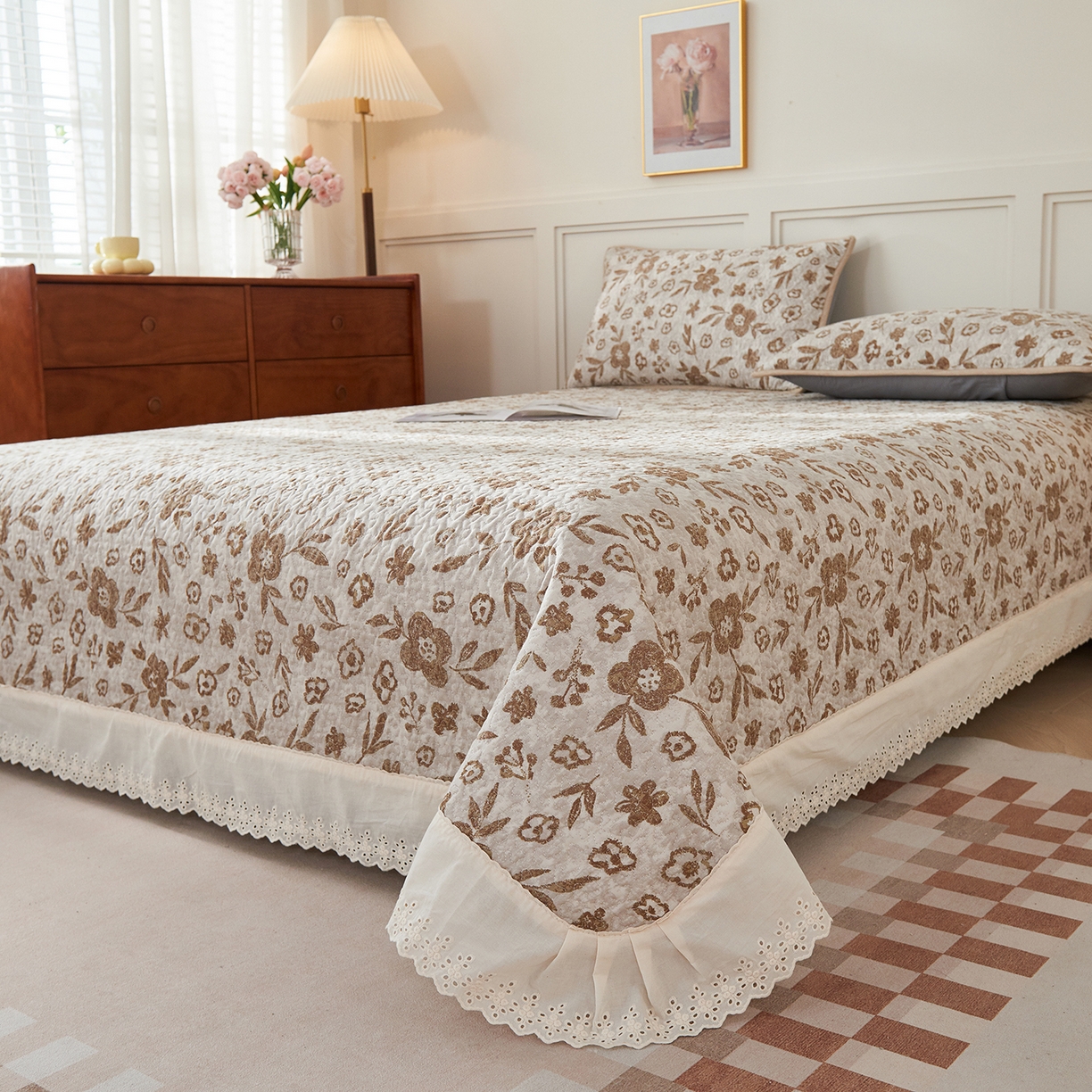 91家纺网 家纺一手货源 找家纺 拾小柒 2025年新款全棉双层纱床盖花边法式中古奶油风防滑床盖三件套 忘忧草咖