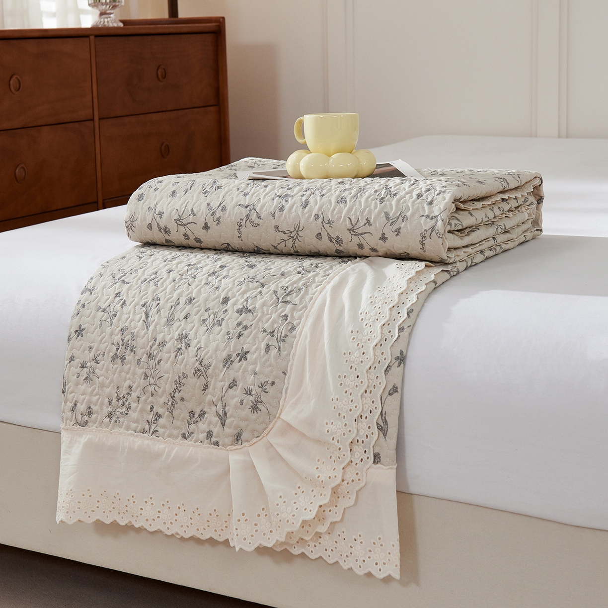 91家纺网 家纺一手货源 找家纺 拾小柒 2025年新款全棉双层纱床盖花边法式中古奶油风防滑床盖三件套 山野小咖