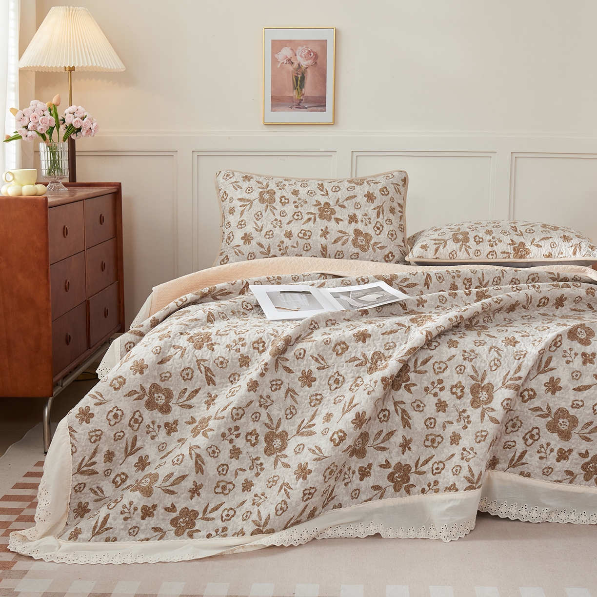 91家纺网 家纺一手货源 找家纺 拾小柒 2025年新款全棉双层纱床盖花边法式中古奶油风防滑床盖三件套 忘忧草咖