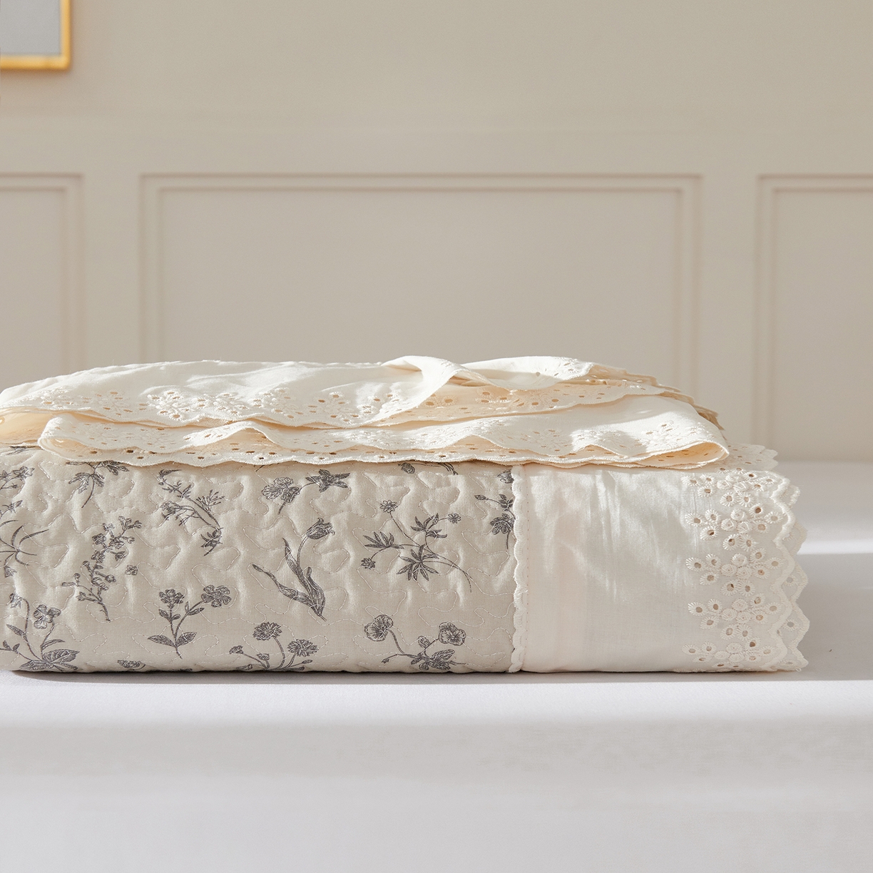 91家纺网 家纺一手货源 找家纺 拾小柒 2025年新款全棉双层纱床盖花边法式中古奶油风防滑床盖三件套 山野小咖