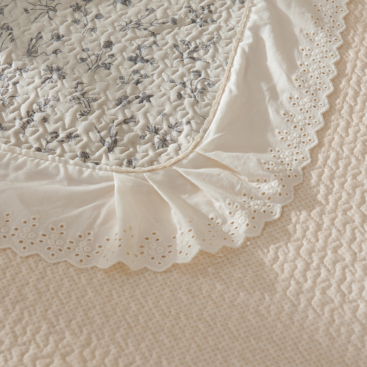 91家纺网 家纺一手货源 找家纺 拾小柒 2025年新款全棉双层纱床盖花边法式中古奶油风防滑床盖三件套 山野小咖