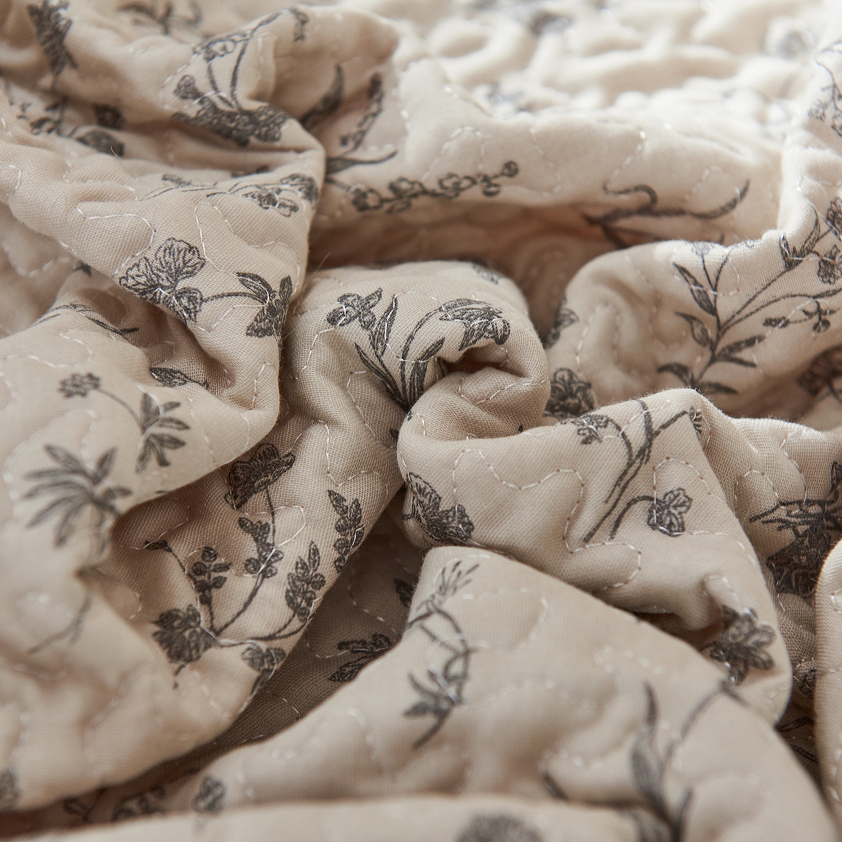 91家纺网 家纺一手货源 找家纺 拾小柒 2025年新款全棉双层纱床盖花边法式中古奶油风防滑床盖三件套 山野小咖