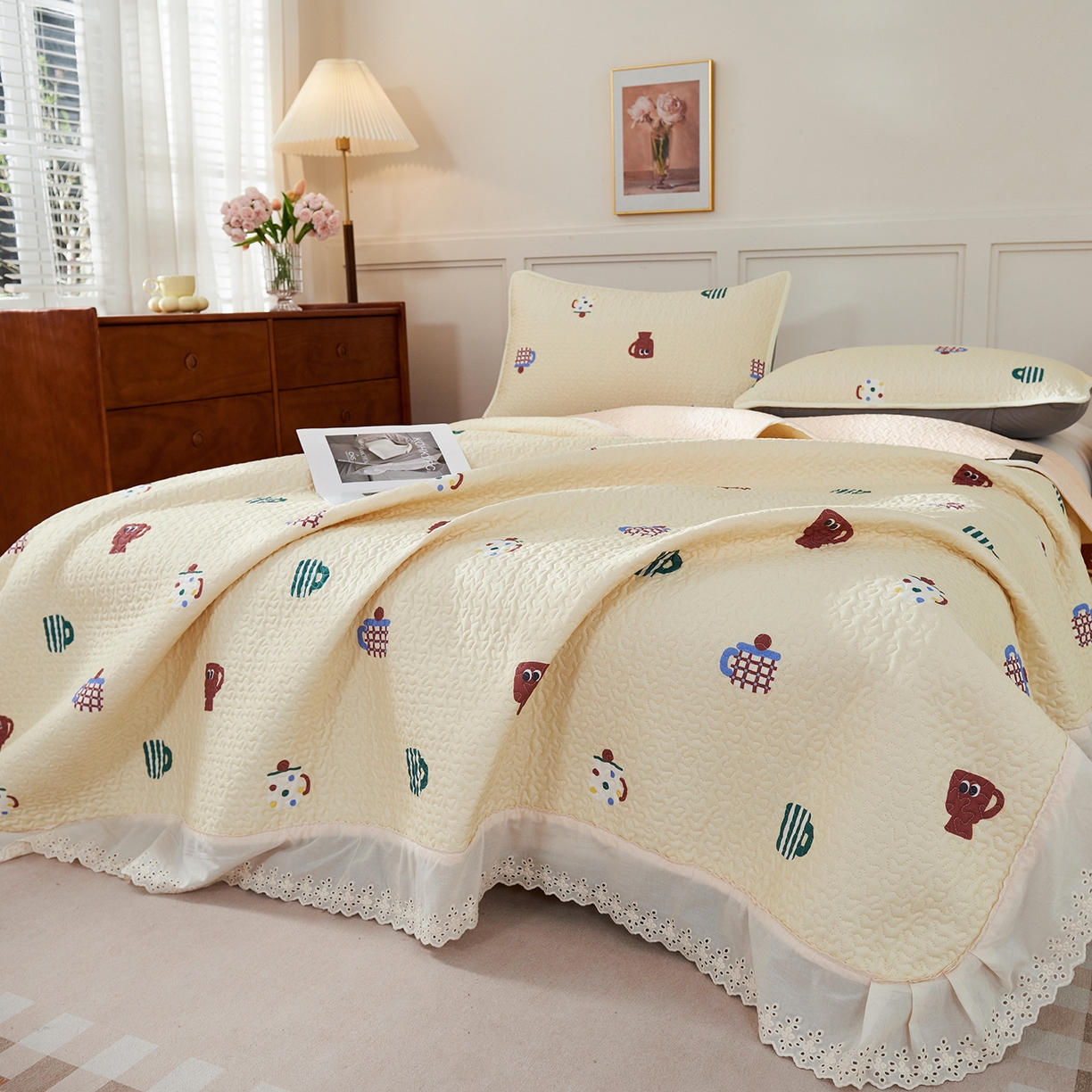 91家纺网 家纺一手货源 找家纺 拾小柒 2025年新款全棉双层纱床盖花边法式中古奶油风防滑床盖三件套 彩色杯黄