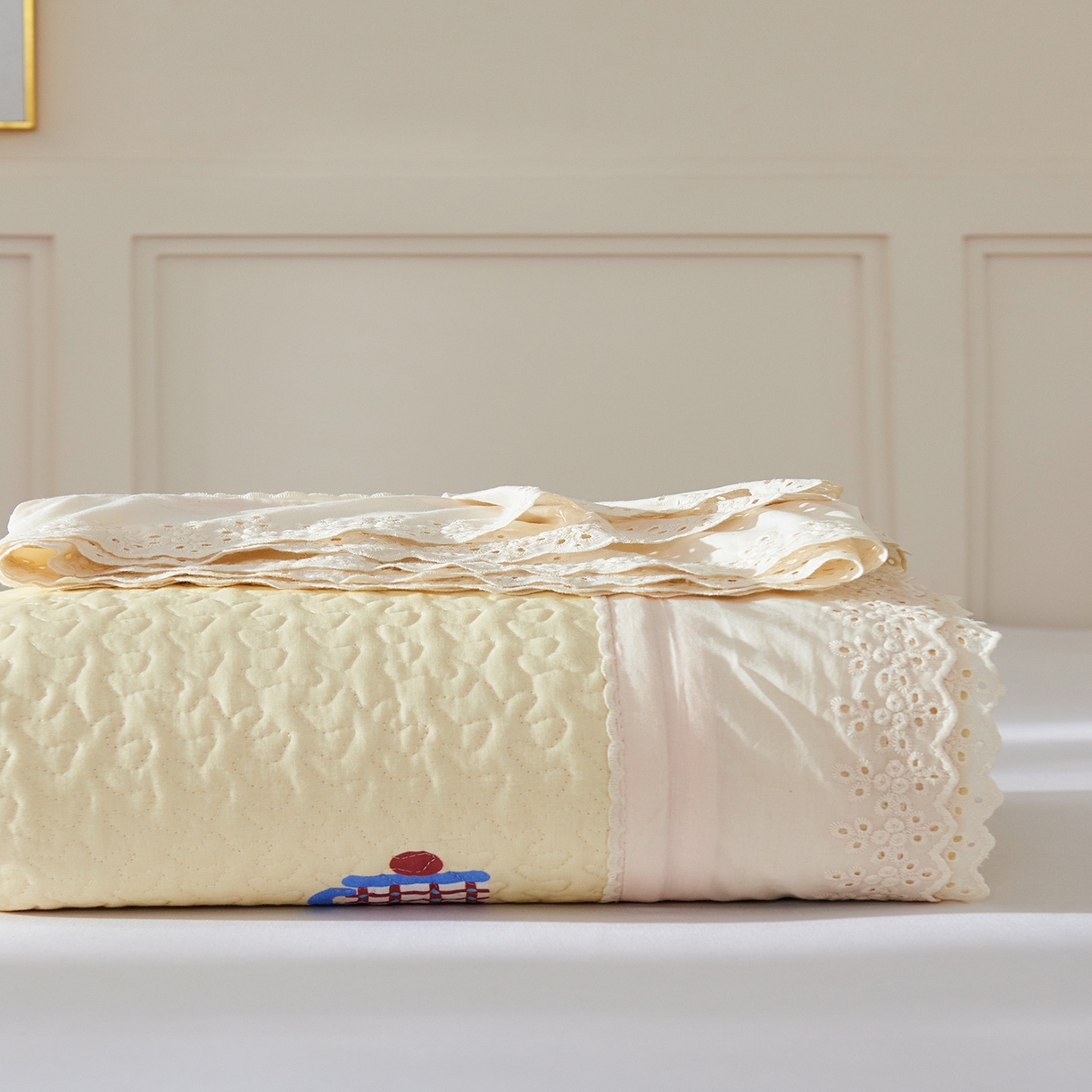 91家纺网 家纺一手货源 找家纺 拾小柒 2025年新款全棉双层纱床盖花边法式中古奶油风防滑床盖三件套 彩色杯黄