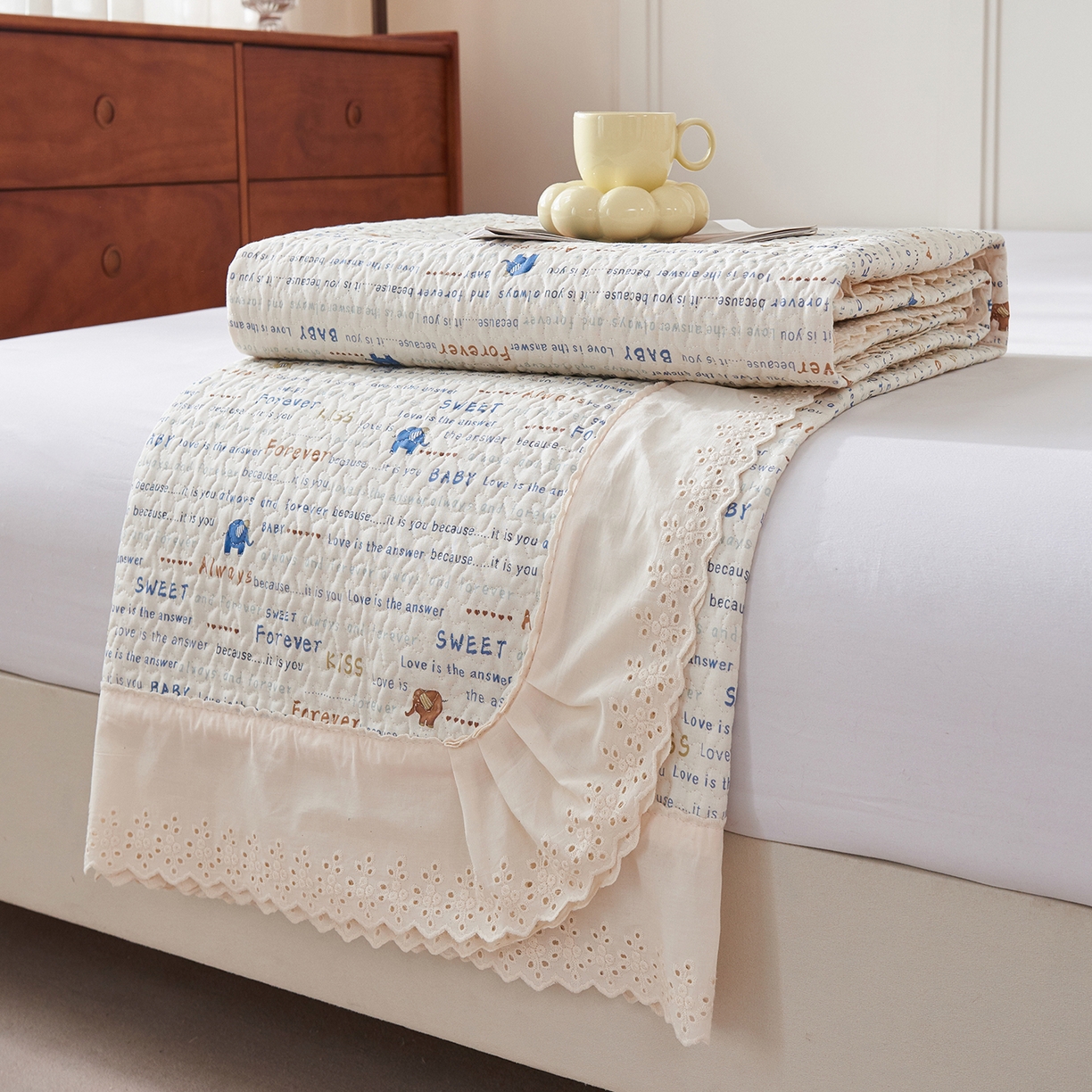 91家纺网 家纺一手货源 找家纺 拾小柒 2025年新款全棉双层纱床盖花边法式中古奶油风防滑床盖三件套 英文象蓝