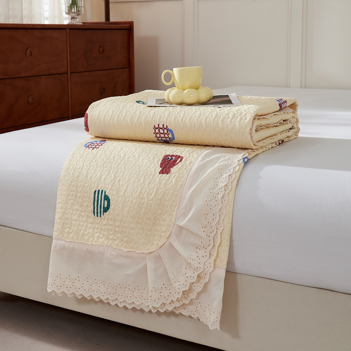 91家纺网 家纺一手货源 找家纺 拾小柒 2025年新款全棉双层纱床盖花边法式中古奶油风防滑床盖三件套 彩色杯黄