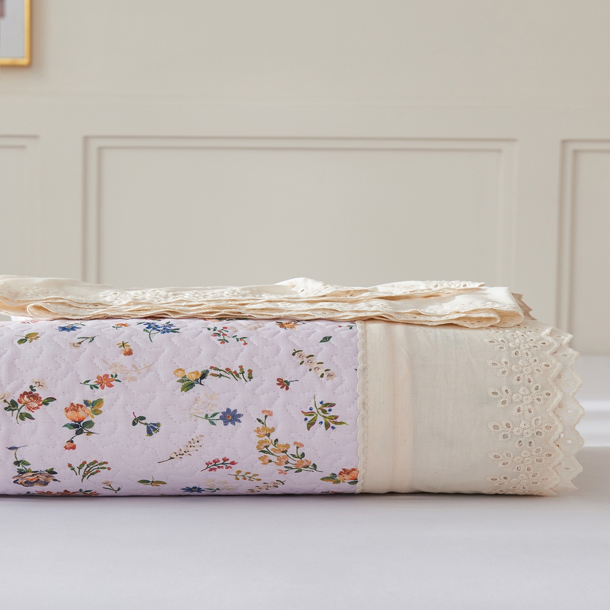 91家纺网 家纺一手货源 找家纺 拾小柒 2025年新款全棉双层纱床盖花边法式中古奶油风防滑床盖三件套 春色满园