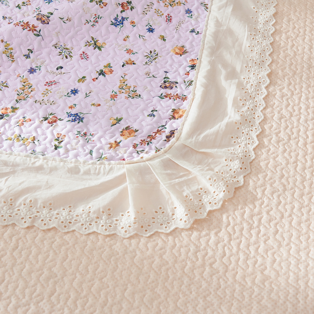 91家纺网 家纺一手货源 找家纺 拾小柒 2025年新款全棉双层纱床盖花边法式中古奶油风防滑床盖三件套 春色满园