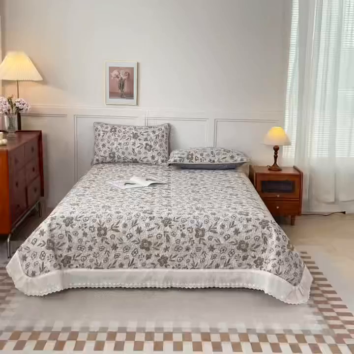 91家纺网 家纺一手货源 找家纺 拾小柒 2025年新款全棉双层纱床盖花边法式中古奶油风防滑床盖三件套 忘忧草咖
