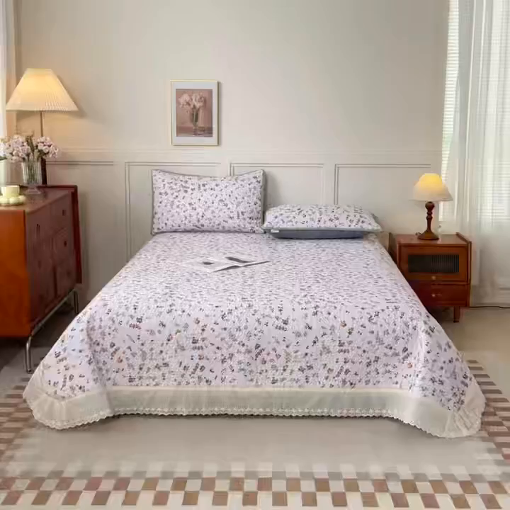 91家纺网 家纺一手货源 找家纺 拾小柒 2025年新款全棉双层纱床盖花边法式中古奶油风防滑床盖三件套 春色满园