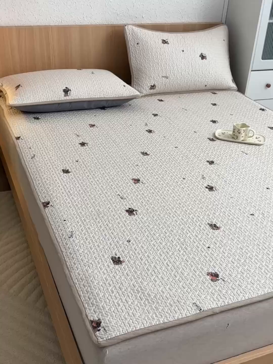 91家纺网 家纺一手货源 找家纺 拾小柒 2025年新款全棉双层纱床护垫纯棉防滑床盖床褥子软床垫 格子狗米