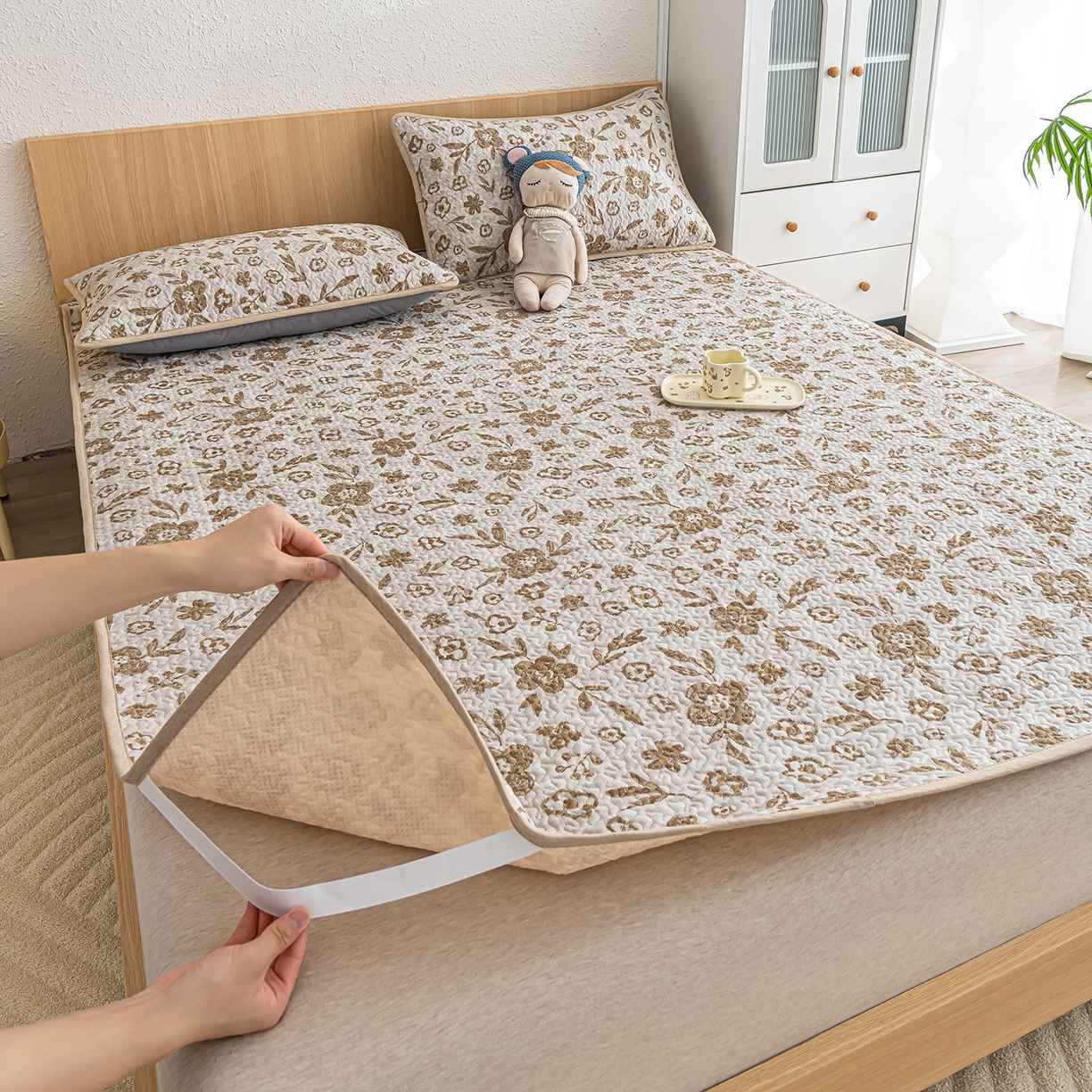 91家纺网 家纺一手货源 找家纺 拾小柒 2025年新款全棉双层纱床护垫纯棉防滑床盖床褥子软床垫 忘忧草咖