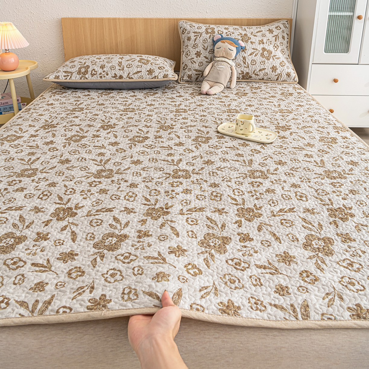 91家纺网 家纺一手货源 找家纺 拾小柒 2025年新款全棉双层纱床护垫纯棉防滑床盖床褥子软床垫 忘忧草咖