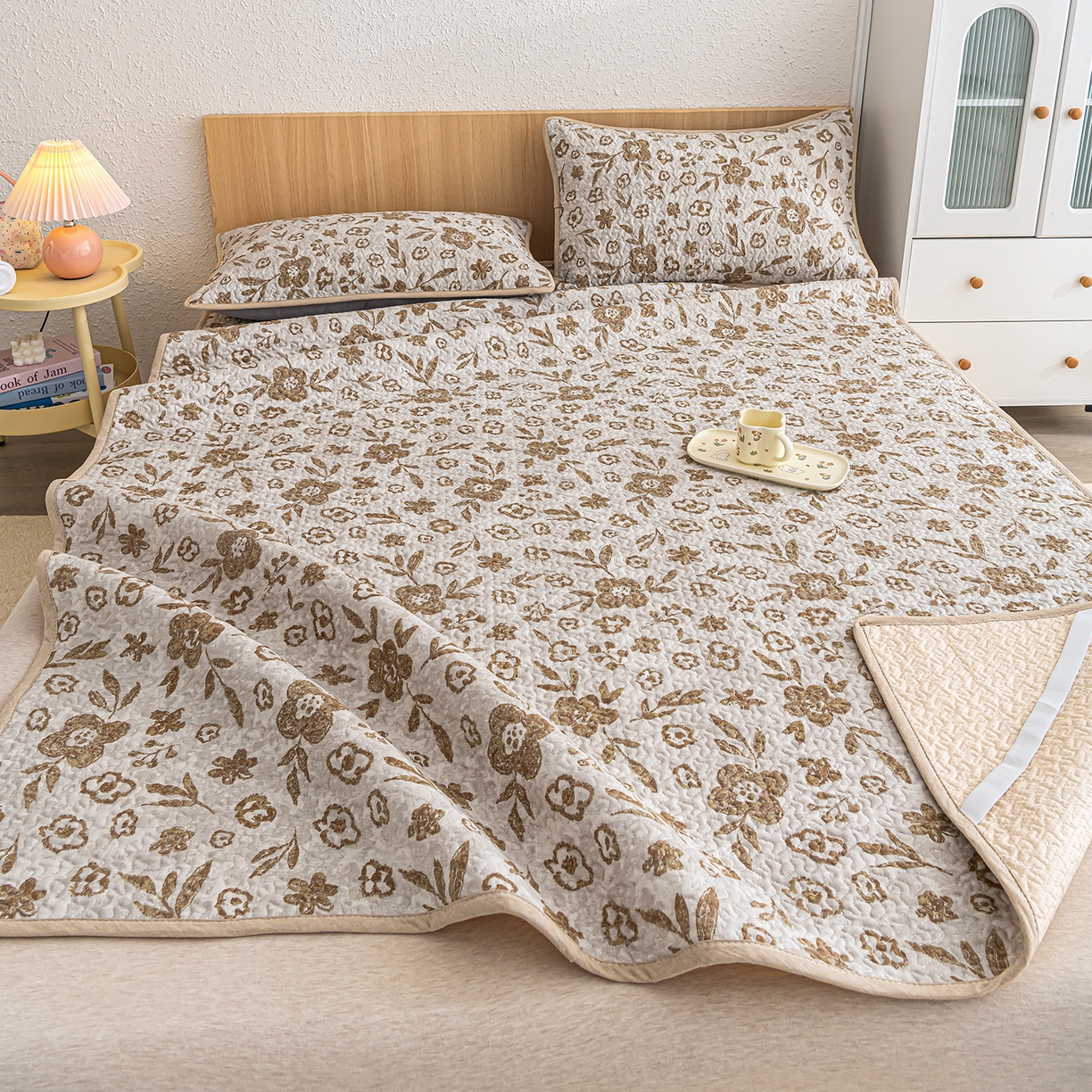 91家纺网 家纺一手货源 找家纺 拾小柒 2025年新款全棉双层纱床护垫纯棉防滑床盖床褥子软床垫 忘忧草咖