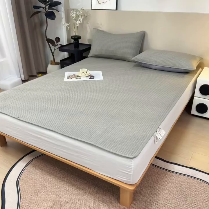 91家纺网 家纺一手货源 找家纺 拾小柒 2025新款A类全棉水洗棉床盖防水隔尿床护垫防滑隔脏姨妈垫 青灰色