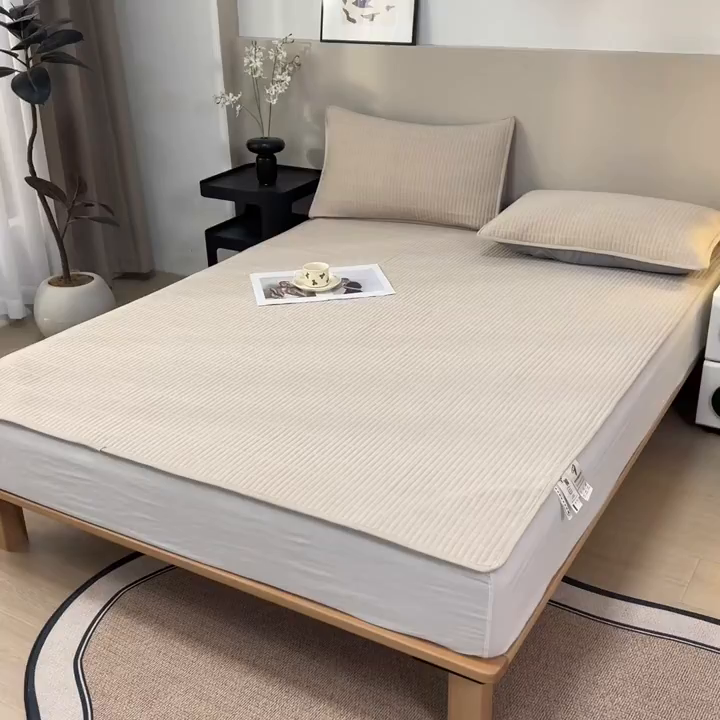 91家纺网 家纺一手货源 找家纺 拾小柒 2025新款A类全棉水洗棉床盖防水隔尿床护垫防滑隔脏姨妈垫 卡其色