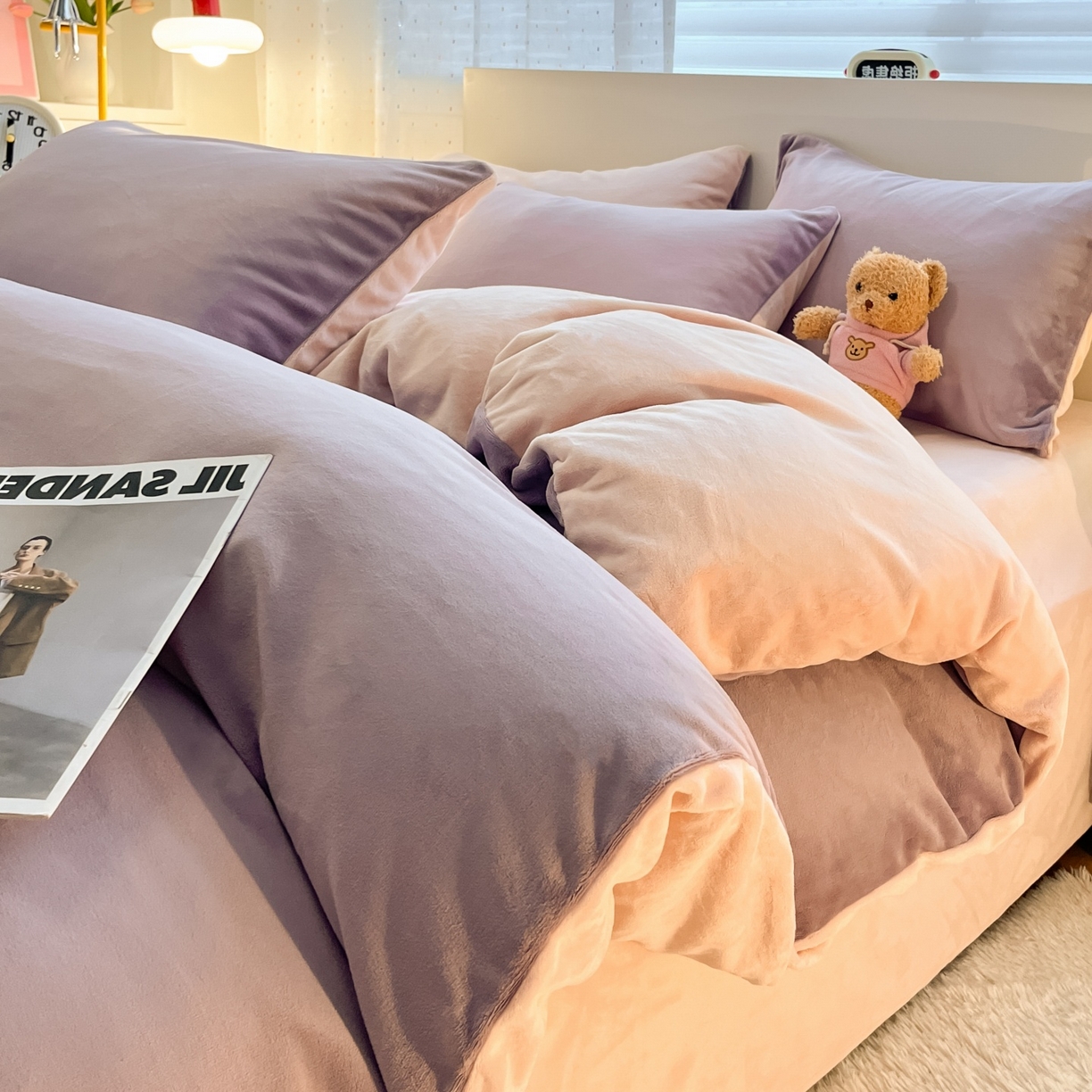 91家纺网 家纺一手货源 找家纺 顺兴家居 2025新款简约纯色双拼牛奶绒四件套（风格二） 罗兰紫+粉玉