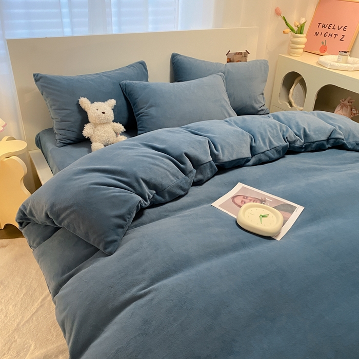 91家纺网 家纺一手货源 找家纺 顺兴家居 2025新款简约纯色双拼牛奶绒四件套（风格二） 宾利蓝