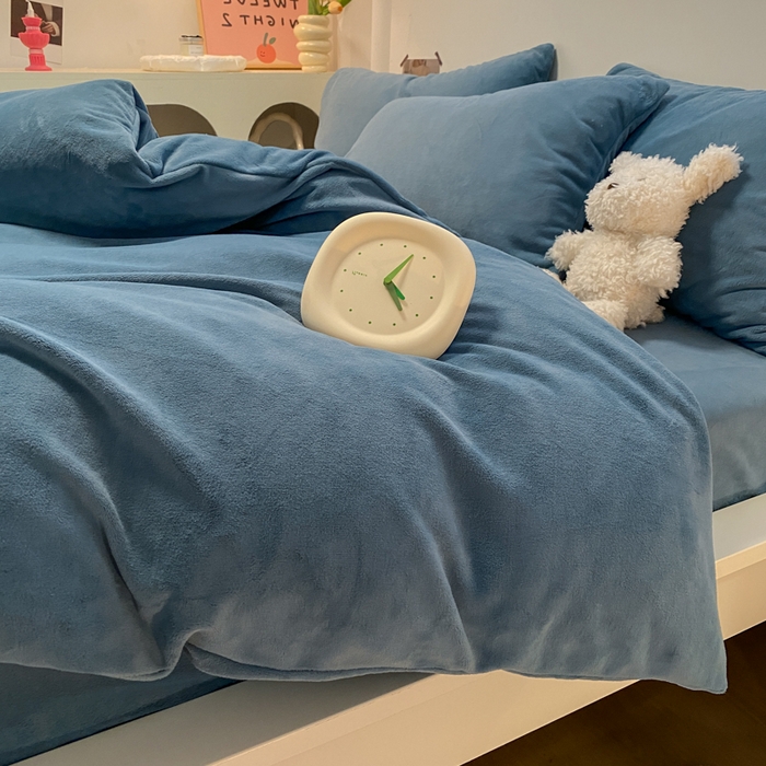 91家纺网 家纺一手货源 找家纺 顺兴家居 2025新款简约纯色双拼牛奶绒四件套（风格二） 宾利蓝