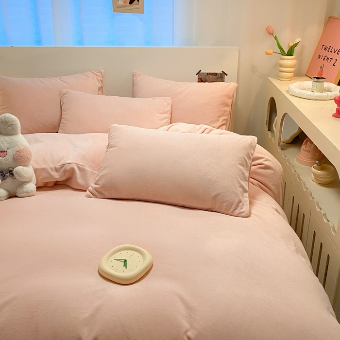 91家纺网 家纺一手货源 找家纺 顺兴家居 2025新款简约纯色双拼牛奶绒四件套（风格二） 粉玉