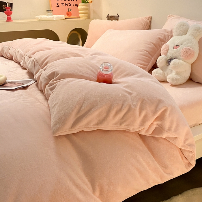 91家纺网 家纺一手货源 找家纺 顺兴家居 2025新款简约纯色双拼牛奶绒四件套（风格二） 粉玉