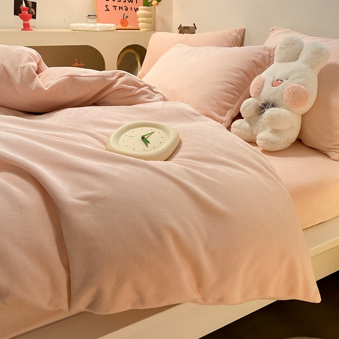 91家纺网 家纺一手货源 找家纺 顺兴家居 2025新款简约纯色双拼牛奶绒四件套（风格二） 粉玉