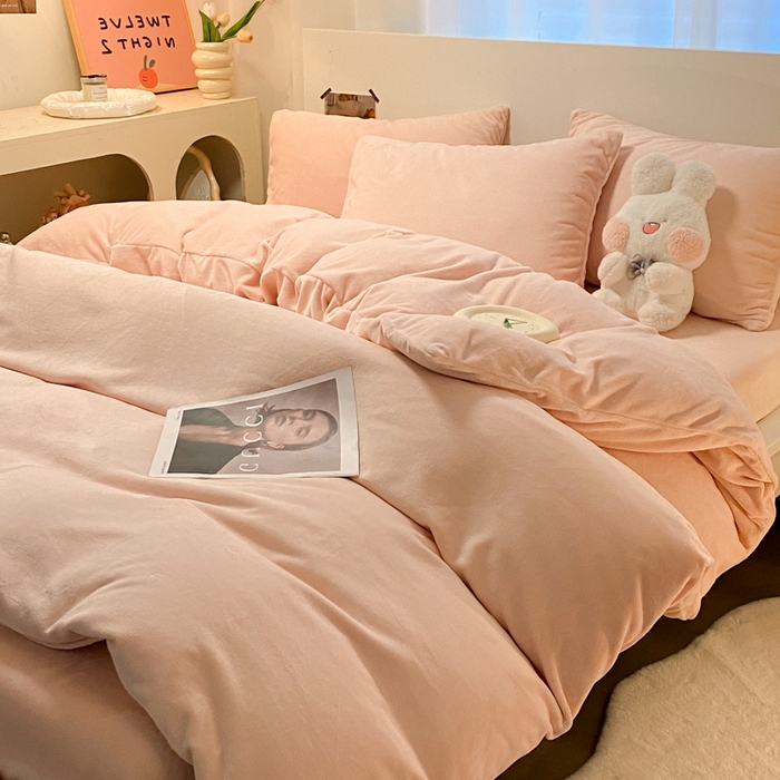 91家纺网 家纺一手货源 找家纺 顺兴家居 2025新款简约纯色双拼牛奶绒四件套（风格二） 粉玉