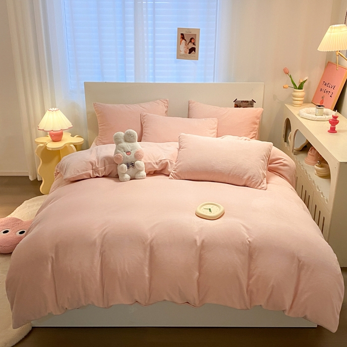 91家纺网 家纺一手货源 找家纺 顺兴家居 2025新款简约纯色双拼牛奶绒四件套（风格二） 粉玉