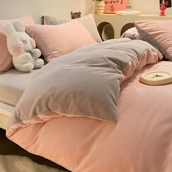91家纺网 家纺一手货源 找家纺 顺兴家居 2025新款简约纯色双拼牛奶绒四件套（风格二） 粉玉+浅灰