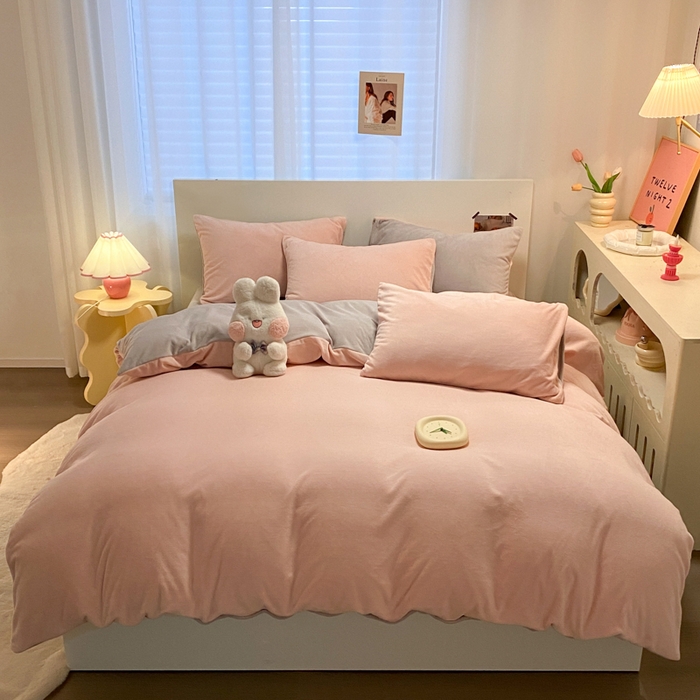 91家纺网 家纺一手货源 找家纺 顺兴家居 2025新款简约纯色双拼牛奶绒四件套（风格二） 粉玉+浅灰