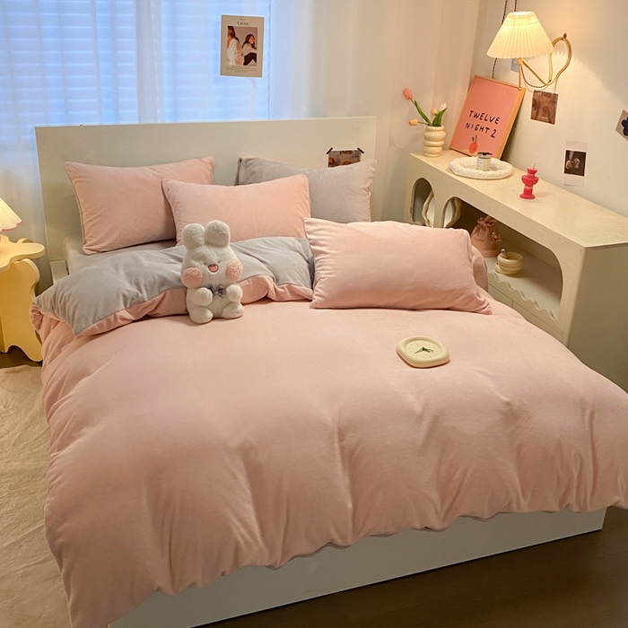 91家纺网 家纺一手货源 找家纺 顺兴家居 2025新款简约纯色双拼牛奶绒四件套（风格二） 粉玉+浅灰