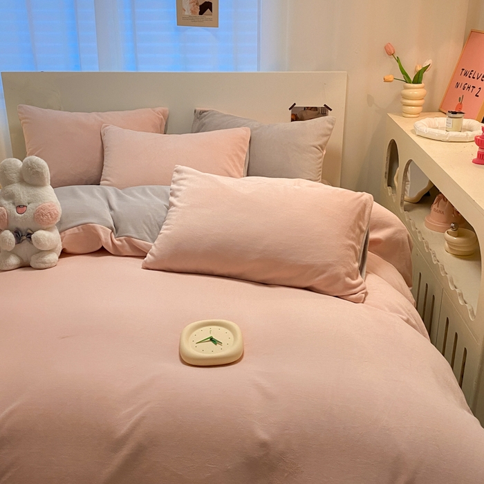 91家纺网 家纺一手货源 找家纺 顺兴家居 2025新款简约纯色双拼牛奶绒四件套（风格二） 粉玉+浅灰