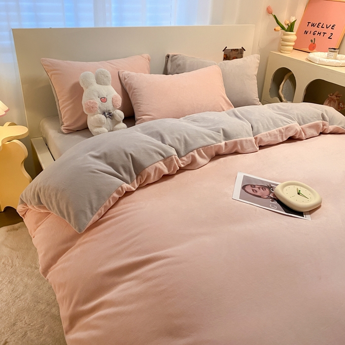 91家纺网 家纺一手货源 找家纺 顺兴家居 2025新款简约纯色双拼牛奶绒四件套（风格二） 粉玉+浅灰