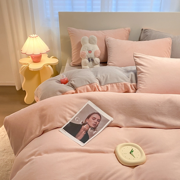 91家纺网 家纺一手货源 找家纺 顺兴家居 2025新款简约纯色双拼牛奶绒四件套（风格二） 粉玉+浅灰